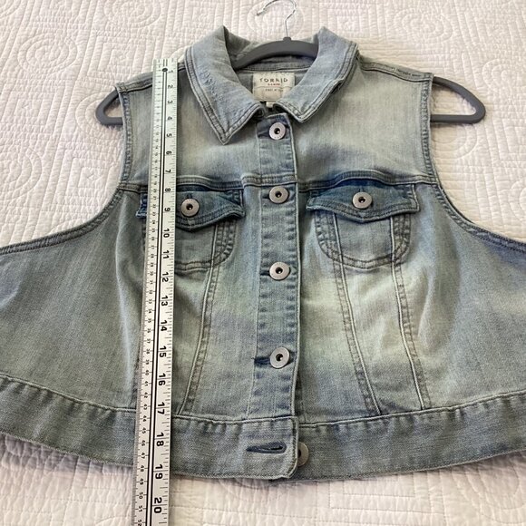 Torrid Light Wash Denim Vest Size 1X - Picture 7 of 13